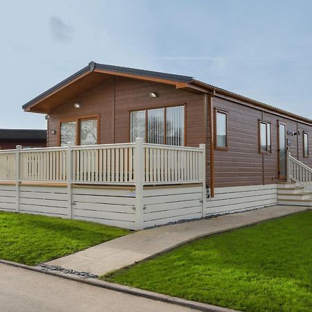 Rowan Lodge With Hot Tub Malton Exteriör bild