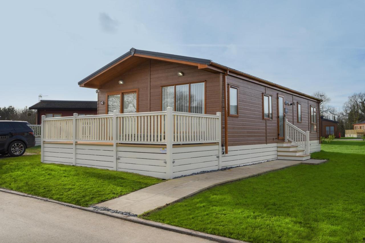 Rowan Lodge With Hot Tub Malton Exteriör bild