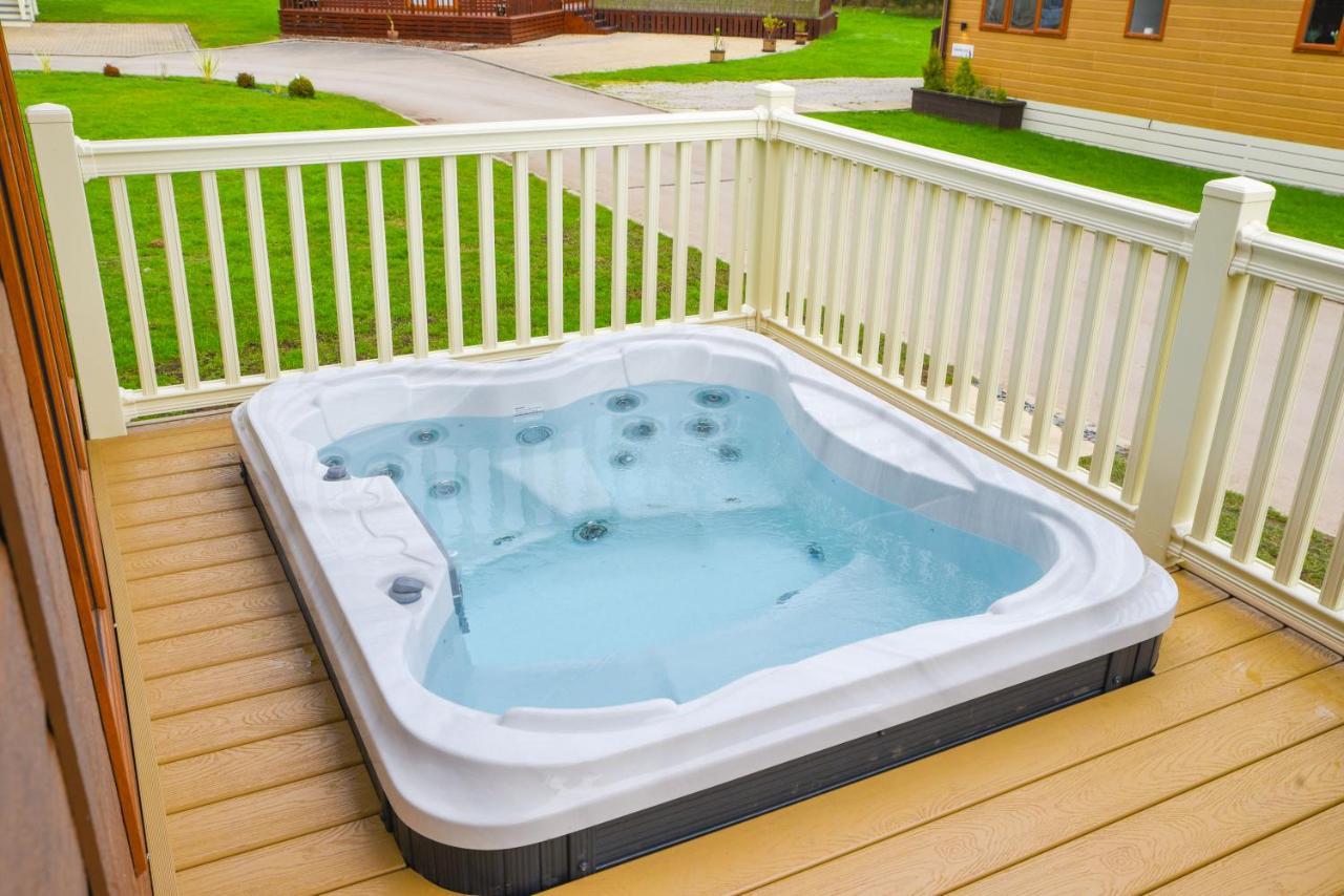 Rowan Lodge With Hot Tub Malton Exteriör bild