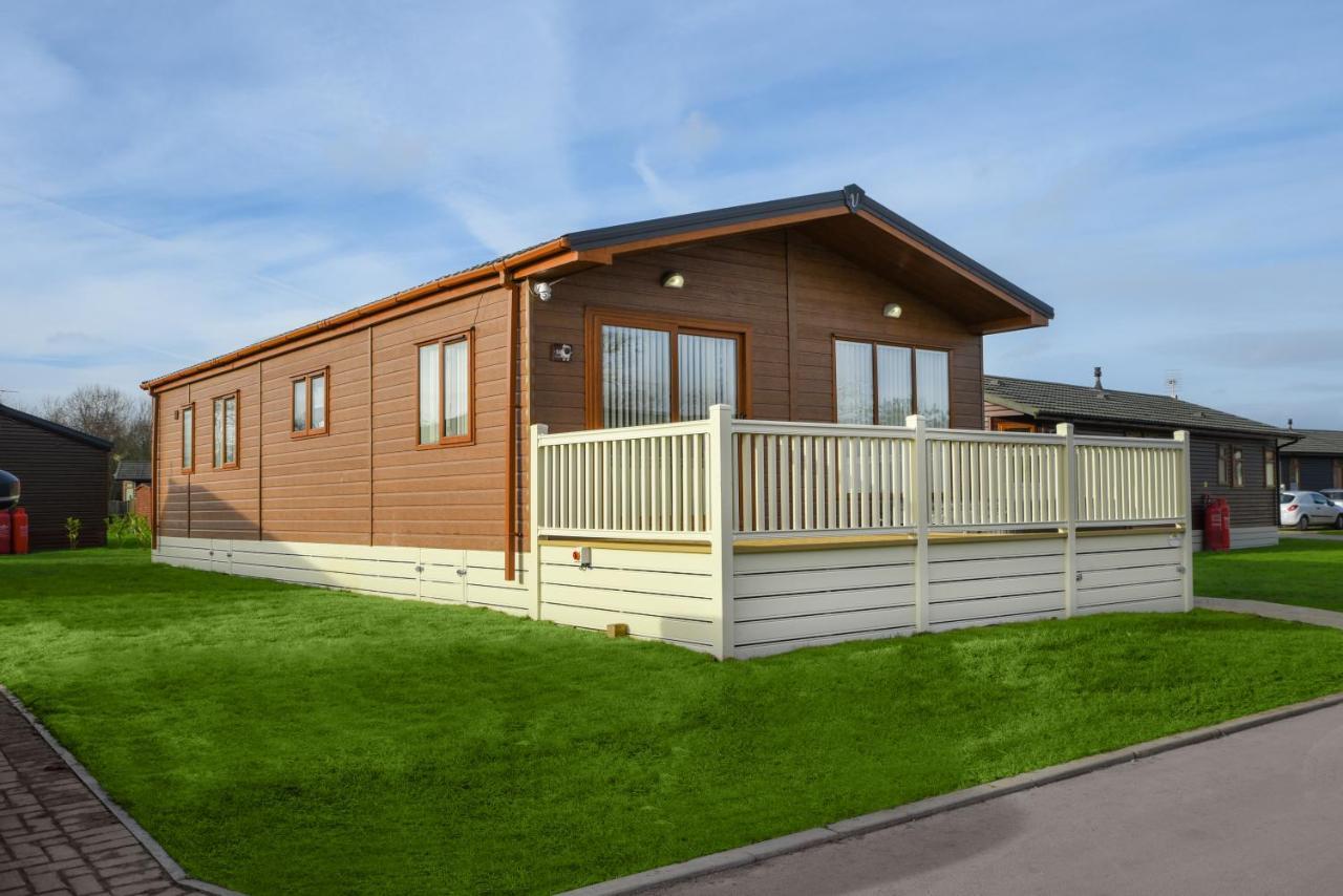 Rowan Lodge With Hot Tub Malton Exteriör bild